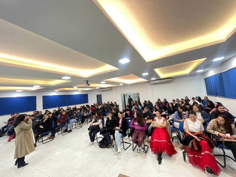 24 de agosto, Día del Folklore y Día del Idioma Guaraní, salón Auditorio nuevo edificio, disertantes, Mgtr Ana Maria Fariña, experta en Idioma GuaraníCacique Bruno Barras, líder de la comunidad Yshyro Ibytoso